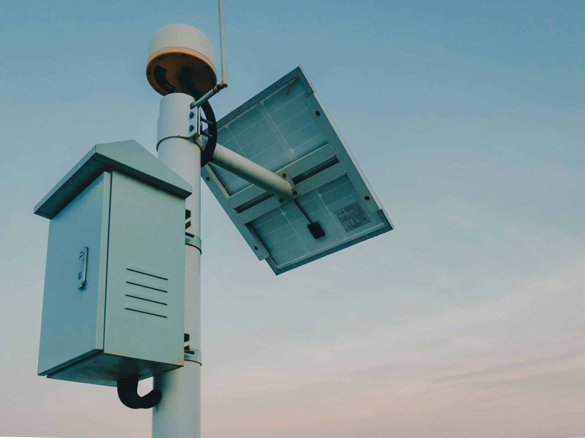 5 dBi vs 8 dBi LoRaWAN antenna comparison showing two omnidirectional antennas with different gain levels transmitting wireless signals from a LoRaWAN gateway in an industrial IoT environment.
